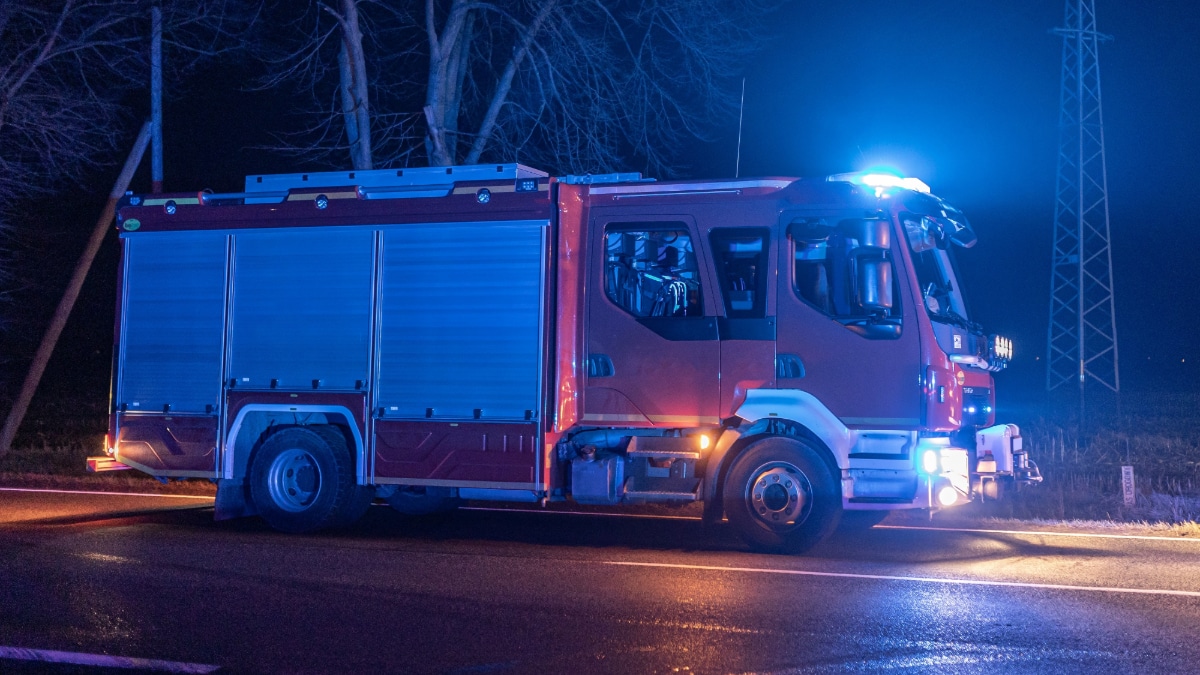 Un camion de pompier sur la route.