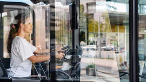 Une conductrice de bus au volant.