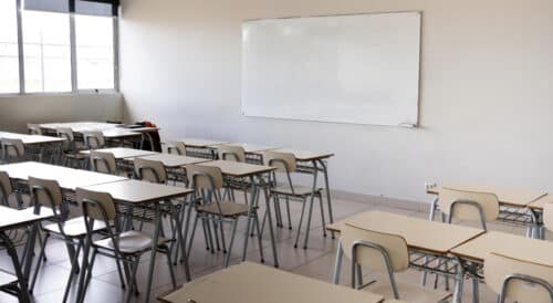 Une salle de classe vide.