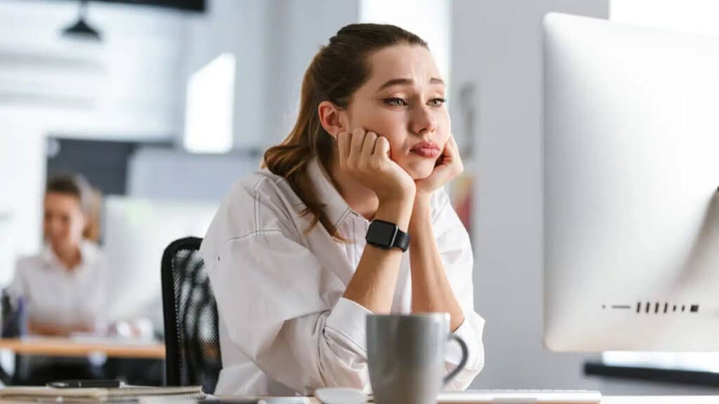 Une femme, au travail, semble déçue.