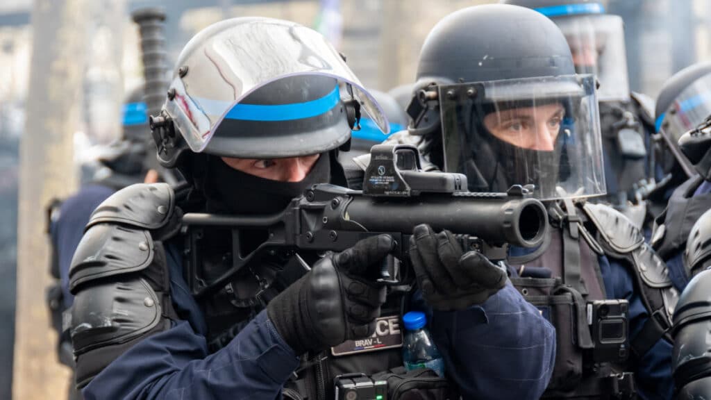 La police utilise un LBD, une d'arme moins létale qui lance des balles en caoutchouc.