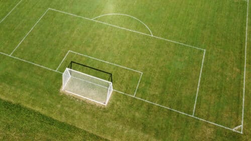 Un terrain de football vu d'en haut.