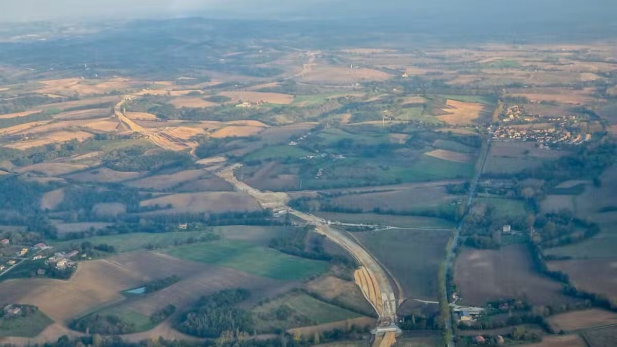 Avec les travaux, le tracé de l'A69 se dessine dans le paysage.