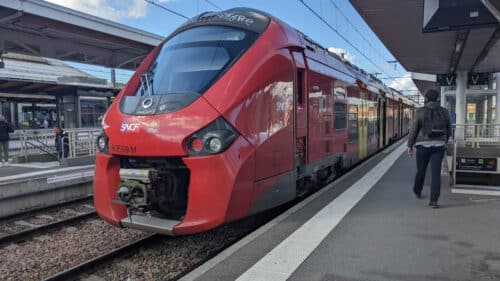 Un train en gare de Toulouse Matabiau.