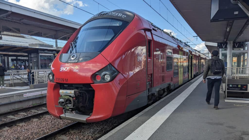 Un train régional en gare de Toulouse Matabiau.