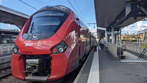 Un train régional en gare de Toulouse Matabiau.