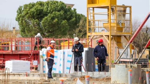 Les ouvriers à l'œuvre sur le chantier du nouveau collège de Couffouleux, dans le Tarn.